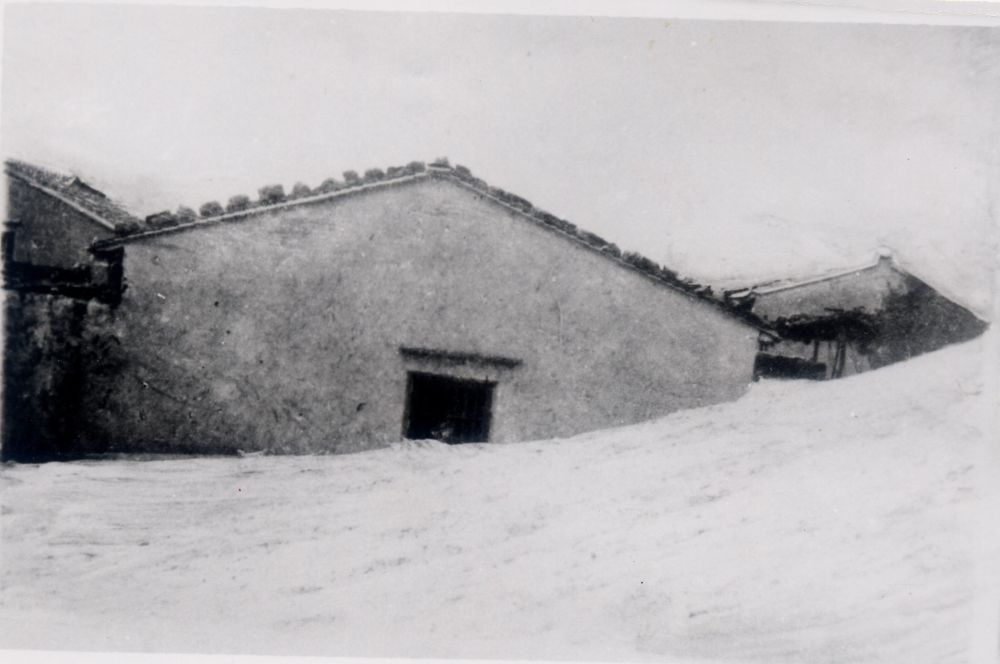 昔日的東山島風(fēng)沙掩埋部分村民村舍（資料照片）。