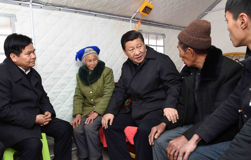 2015年1月19日，習(xí)近平總書記來到云南魯?shù)榭h小寨鎮(zhèn)甘家寨紅旗社區(qū)過渡安置點(diǎn)，看望受災(zāi)群眾甘正芬和她的老伴兒鄒體富。
