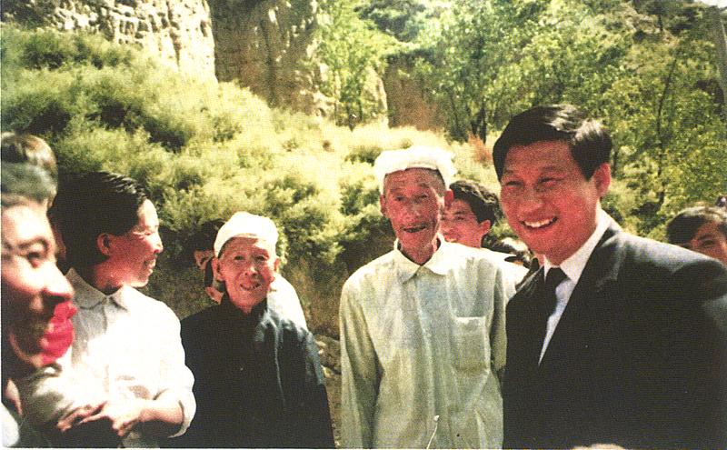 1993年9月27日，習近平回到梁家河看望鄉(xiāng)親們。