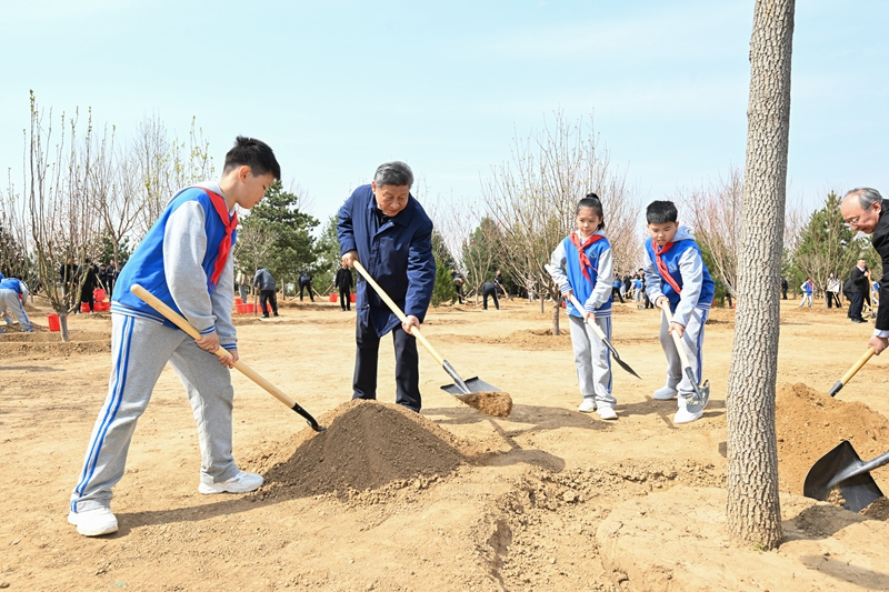 2025年4月3日，習(xí)近平總書記來到北京市豐臺(tái)區(qū)永定河畔參加首都義務(wù)植樹活動(dòng)。