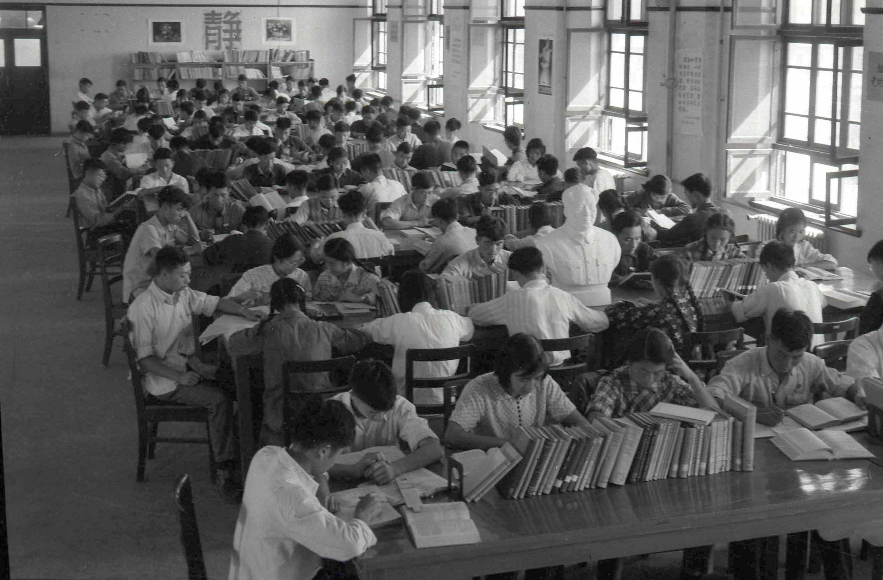 1959年，學(xué)生們在西遷后的交大校園圖書館閱覽室內(nèi)學(xué)習(xí)（資料照片）。