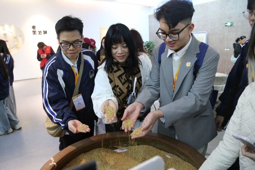 2026年3月30日，參加“紅色研學(xué)之旅”的越南青年在河北參觀新農(nóng)村建設(shè)。