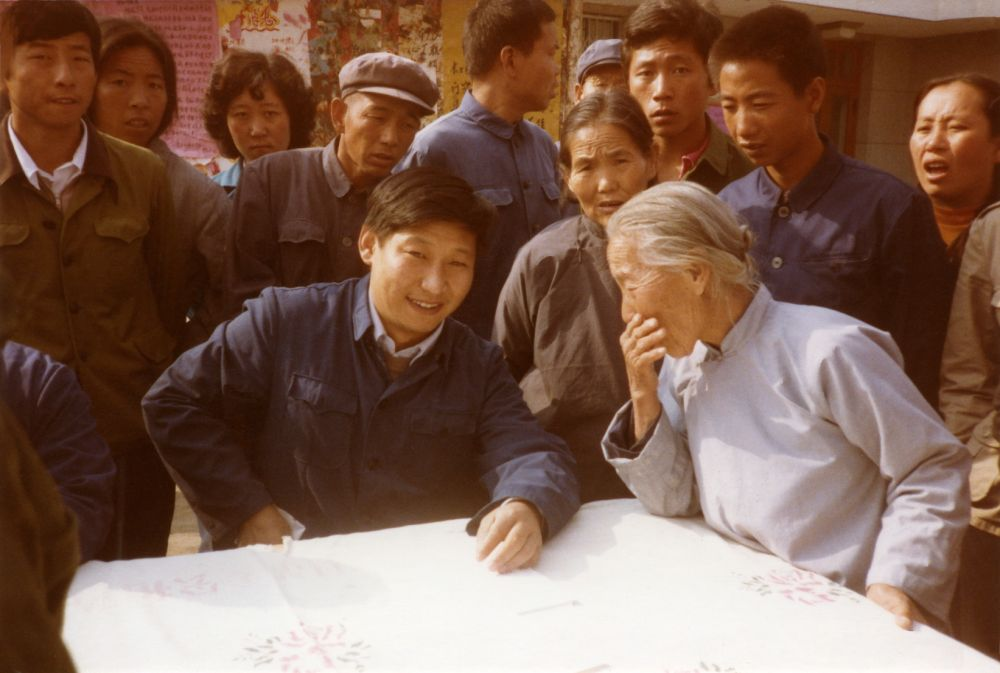 這是1983年，時任河北正定縣委書記的習近平，臨時在大街上擺桌子聽取老百姓意見。