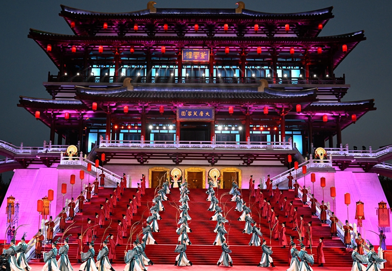這是2023年5月18日在陜西省西安市大唐芙蓉園拍攝的中國(guó)—中亞峰會(huì)歡迎儀式。