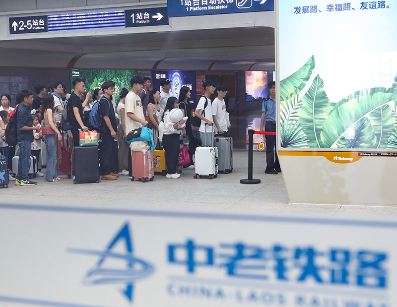 在云南景洪市的中老鐵路西雙版納站，旅客有序進(jìn)入站臺(tái)乘車（2023年10月5日攝）。