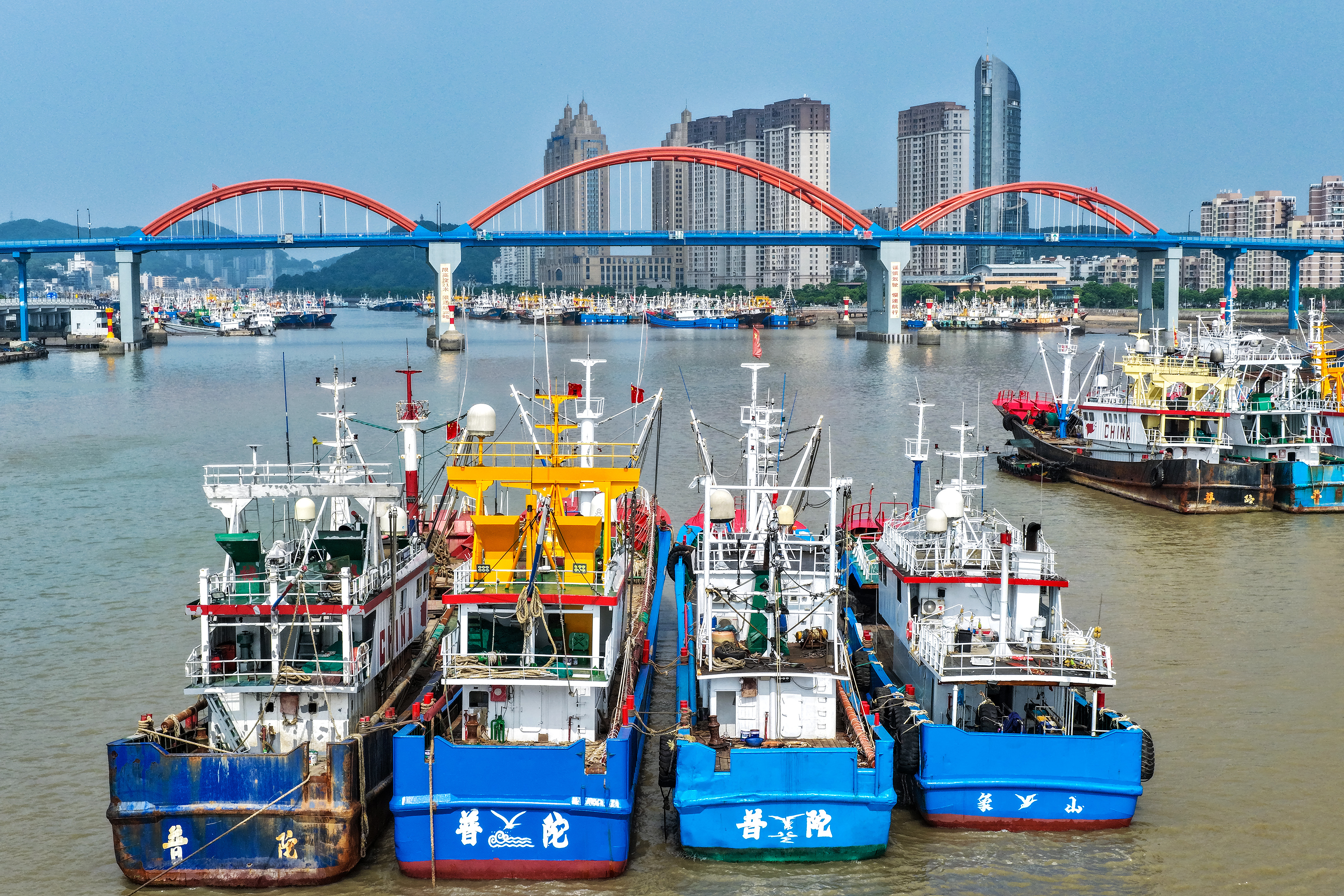 2026年5月28日，浙江舟山，沈家門漁港內(nèi)數(shù)千艘漁船錨泊港內(nèi)，連綿成片。