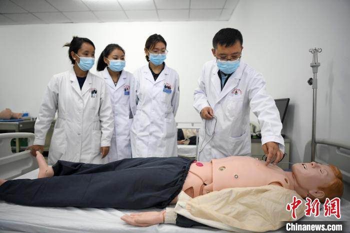 湖南中醫(yī)藥大學(xué)第一附屬醫(yī)院腦病科援藏醫(yī)生高曉峰(右一)為學(xué)生們進(jìn)行體格檢查教學(xué)?！钊A峰 攝