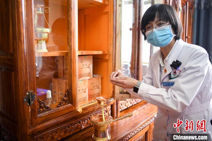 湖南中醫(yī)藥大學(xué)第一附屬醫(yī)院外治科援藏醫(yī)生譚濤介紹中醫(yī)和藏醫(yī)向結(jié)合的霍爾麥療法。　楊華峰 攝