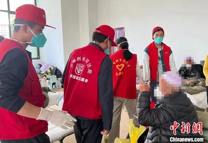 圖為得到妥善安置周到的服務(wù)，患者向志愿者豎起大拇指?！∪湛t市委宣傳部供圖