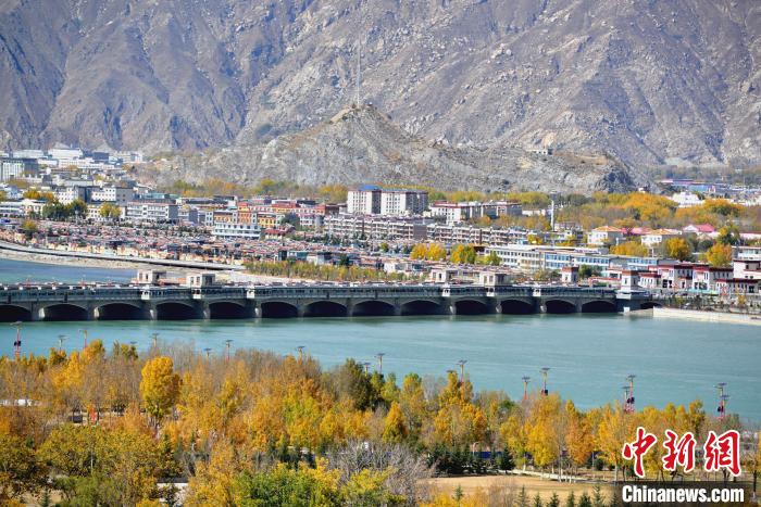 10月25日，被秋色點(diǎn)綴的拉薩河?！〗w波 攝