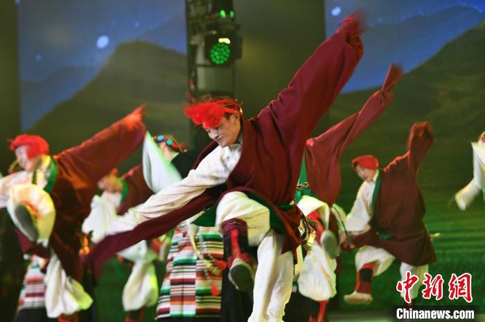 圖為演員在聯(lián)歡晚會(huì)上表演。　貢嘎來(lái)松 攝