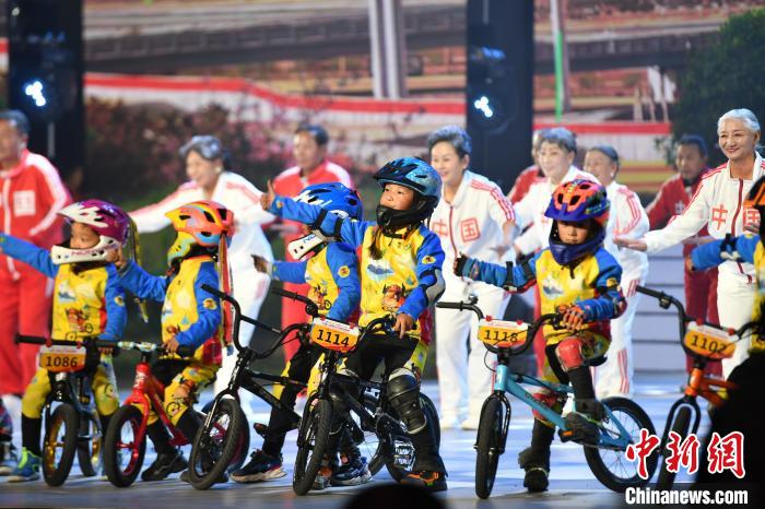 圖為拉薩市春節(jié)藏歷新年聯(lián)歡晚會(huì)錄制現(xiàn)場(chǎng)?！∝暩聛?lái)松 攝