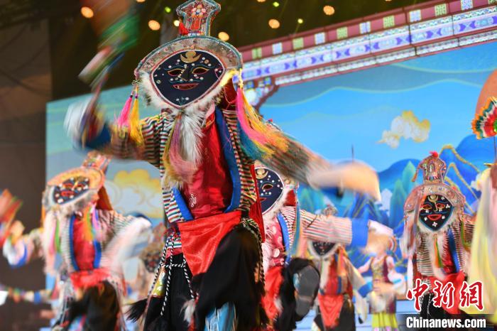 圖為演員在聯(lián)歡晚會(huì)上表演。　貢嘎來(lái)松 攝