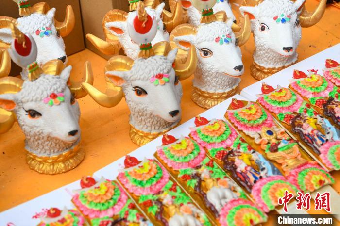 圖為拉薩市場上待售的吉祥羊頭。　貢嘎來松 攝