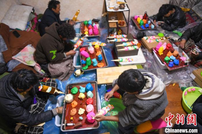 圖為拉薩手藝人制作年貨酥油花?！∝暩聛硭?攝