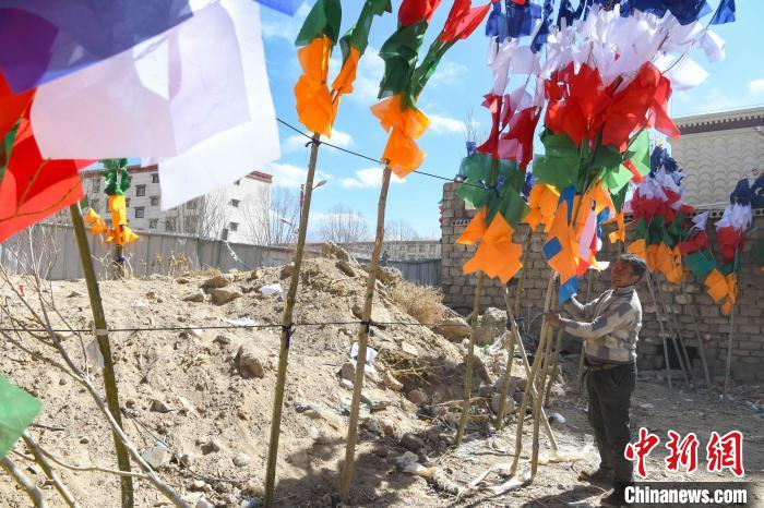 圖為拉薩街頭出售的五彩經(jīng)幡?！∝暩聛硭?攝