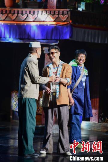 圖為西藏本土話劇《八廓街北院》演出現(xiàn)場?！∝暩聛硭?攝