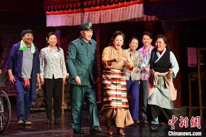 圖為西藏本土話劇《八廓街北院》演出現(xiàn)場?！∝暩聛硭?攝