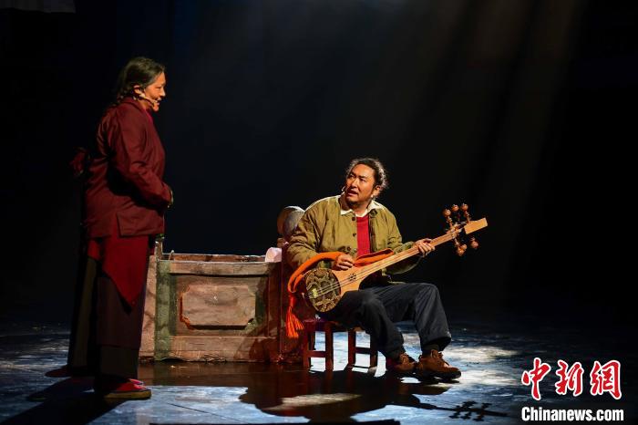 圖為西藏本土話劇《八廓街北院》演出現(xiàn)場?！∝暩聛硭?攝