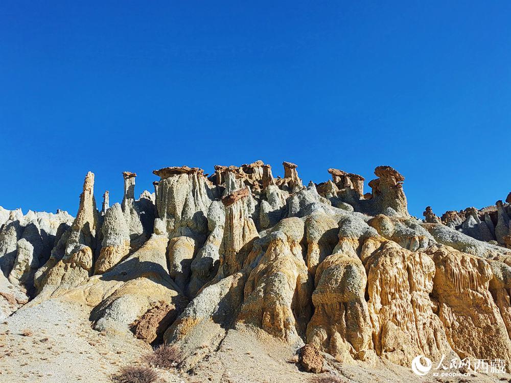 形態(tài)各異的土林。人民網(wǎng) 李海霞攝