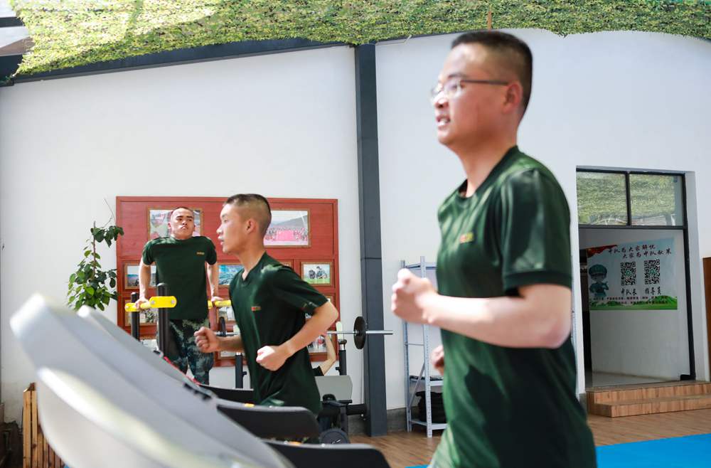 官兵正在新配發(fā)的跑步機上運動。