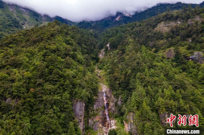 勒布溝的瀑布?！〗w波 攝