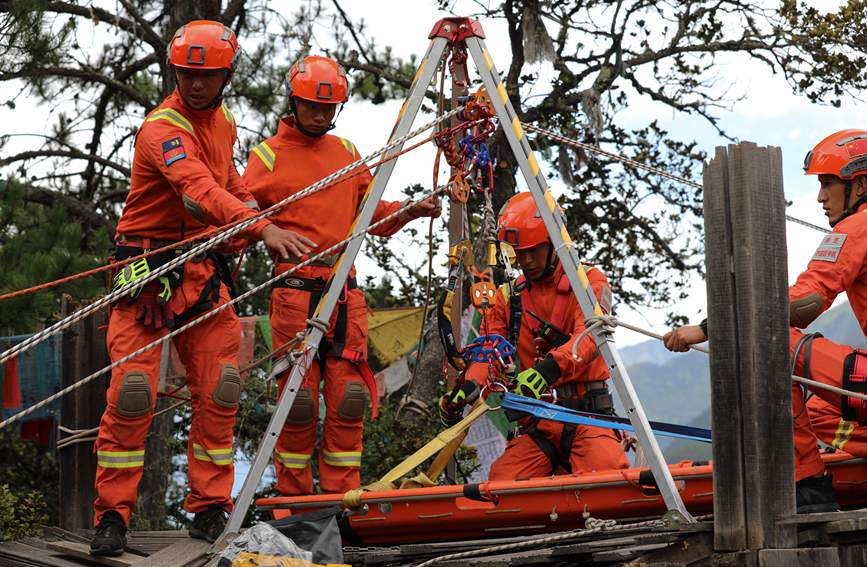 三腳架設(shè)置錨點。西繞拉翁攝