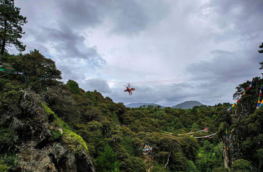救援實戰(zhàn)訓(xùn)練中，消防員在云中漫步。西繞拉翁攝