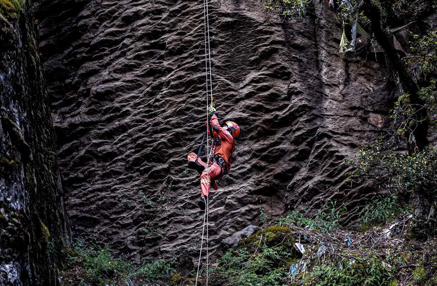 救援實戰(zhàn)訓(xùn)練中，消防員垂直攀爬。西繞拉翁攝
