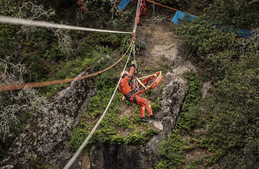 T型救援。西繞拉翁攝
