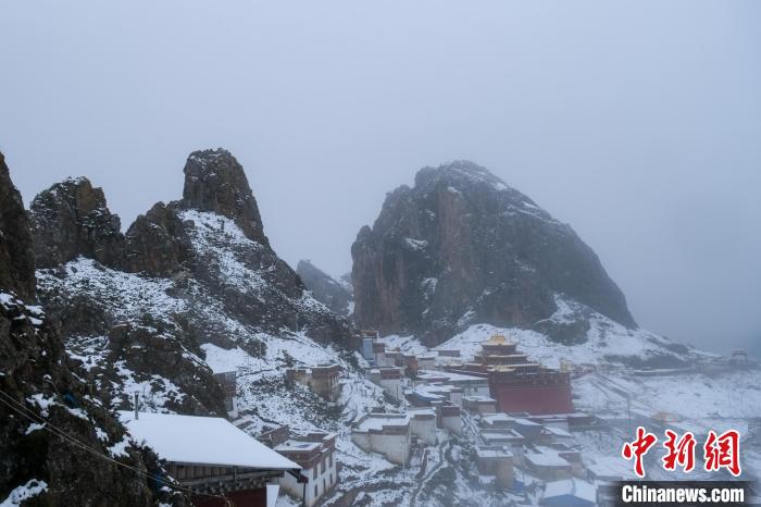 雍仲苯教孜珠寺風(fēng)光?！〗w波 攝