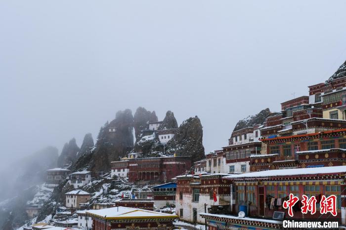 云霧環(huán)繞的孜珠寺?！〗w波 攝