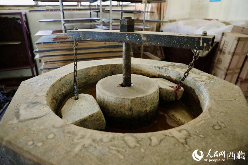 制作藏香的原料用石頭混合研磨。人民網(wǎng)記者 次仁羅布攝