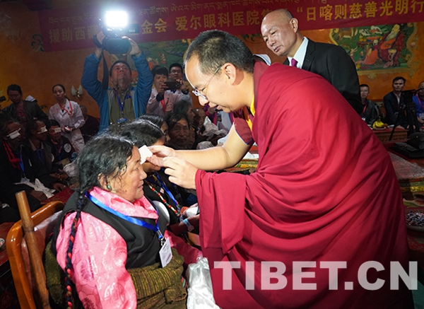 3圖 十一世班禪為益西拉姆（左一）揭紗。攝影：王淑.JPG