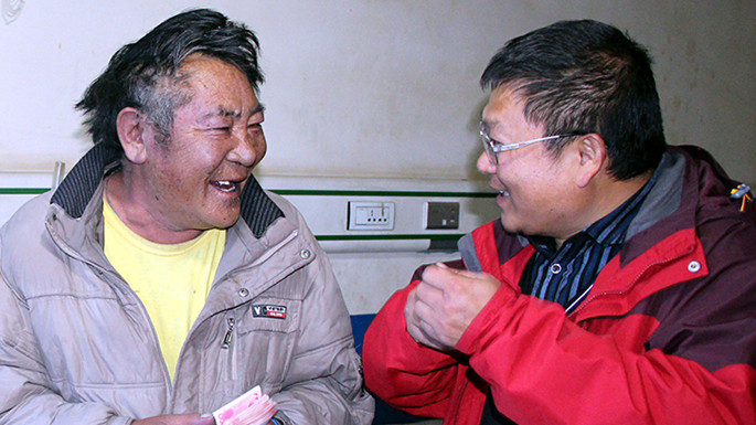 6、這是中國石化援藏干部王鵬雁（右）來到???結(jié)對子”幫扶對象的扎扎（左）家中，為他妻子英秋治病送去自掏腰包的??????需的治療費(fèi)（扎??2014??7??9日攝）_副本.jpg