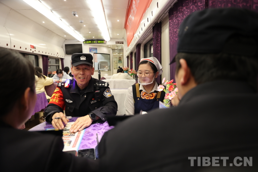 深夜巡視結(jié)束后，乘警長左紅彬與列車工作人員一起召開聯(lián)席會(huì)議。.JPG