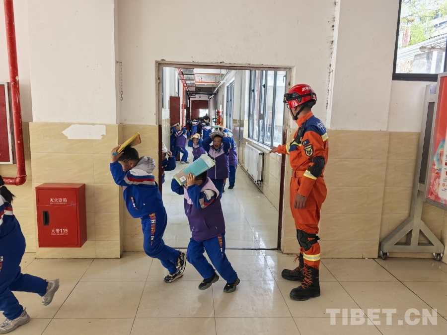 在消防救援人員的指導下開展應急疏散演練.jpg