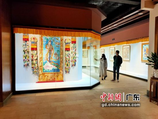 80余幅國(guó)家級(jí)非遺大師希熱布唐卡作品東莞展出。圖為展出的唐卡作品色澤鮮艷(徐倩 攝)