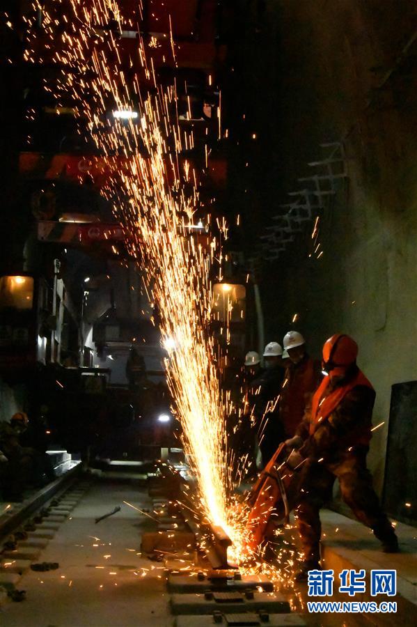 (圖文互動(dòng))(2)格庫(kù)鐵路最長(zhǎng)隧道阿爾金山隧道完成鋪軌