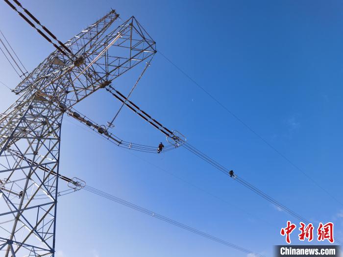 青海電力人:挑戰(zhàn)生命極限守護“電力天路”