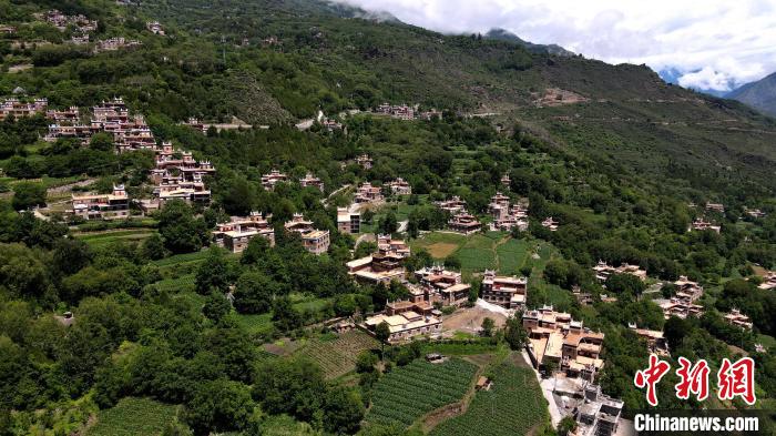 四川丹巴村民洛太的民宿致富夢：“除了好政策，自己更要有干勁”