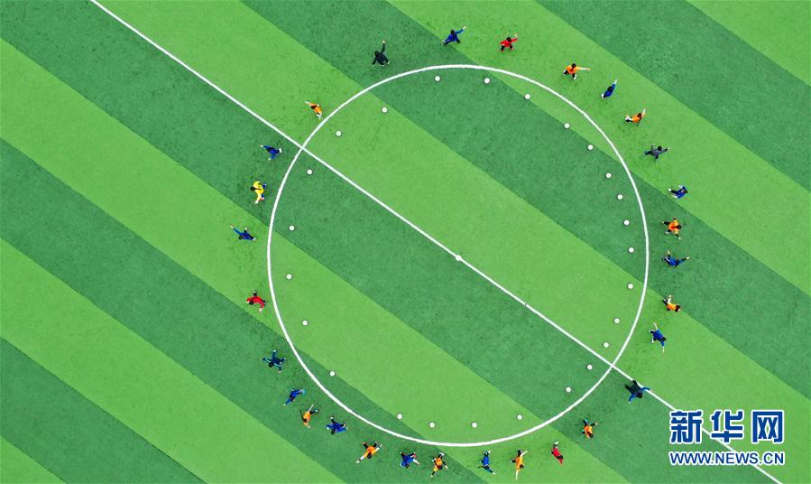 （體育·專(zhuān)題）（26）足球——踢球吧！草原女孩