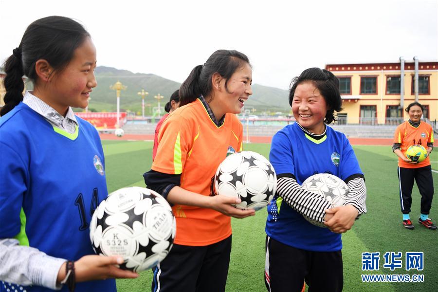 （體育·專(zhuān)題）（12）足球——踢球吧！草原女孩