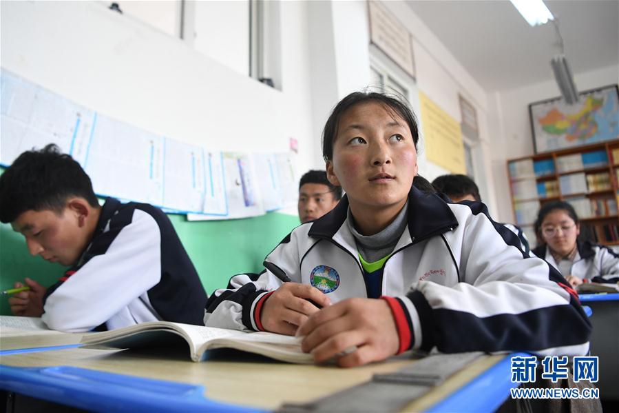 （體育·專(zhuān)題）（21）足球——踢球吧！草原女孩