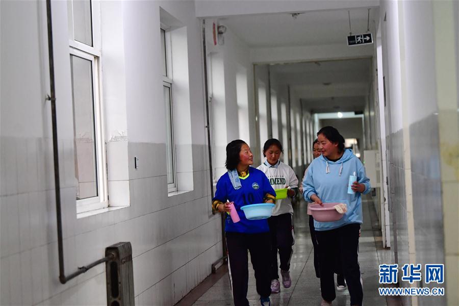 （體育·專(zhuān)題）（23）足球——踢球吧！草原女孩