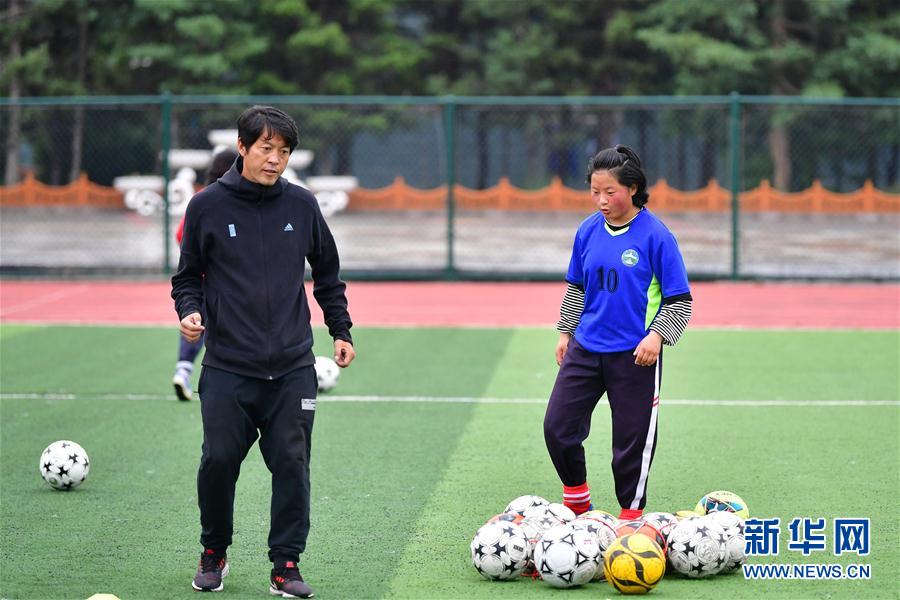 （體育·專(zhuān)題）（17）足球——踢球吧！草原女孩