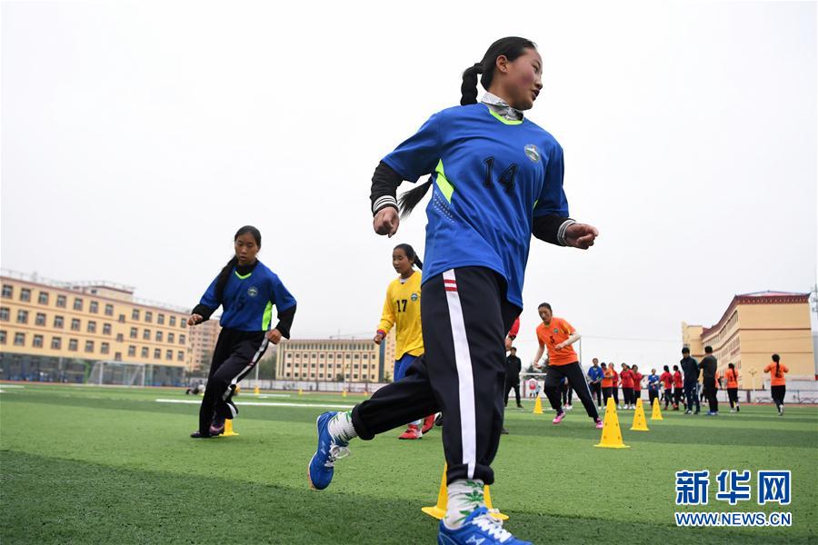 （體育·專(zhuān)題）（13）足球——踢球吧！草原女孩