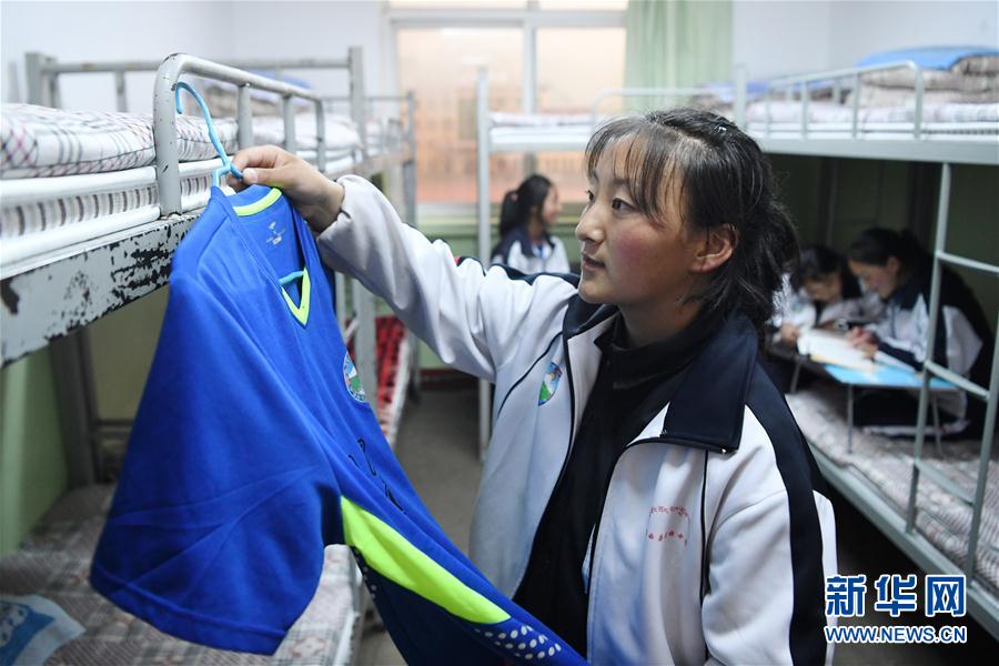 （體育·專(zhuān)題）（24）足球——踢球吧！草原女孩