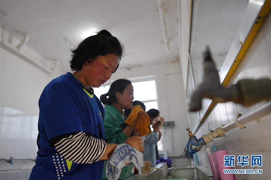 （體育·專(zhuān)題）（25）足球——踢球吧！草原女孩