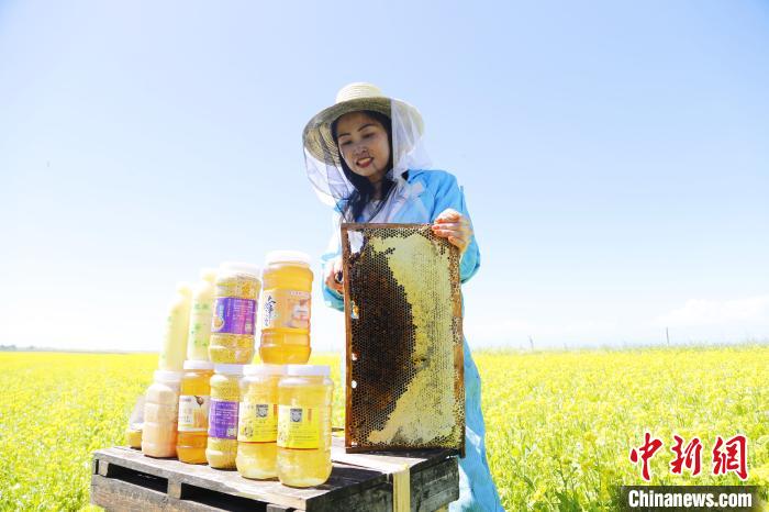 圖為蜂農(nóng)現(xiàn)場(chǎng)展示蜂產(chǎn)品?！●R銘言 攝